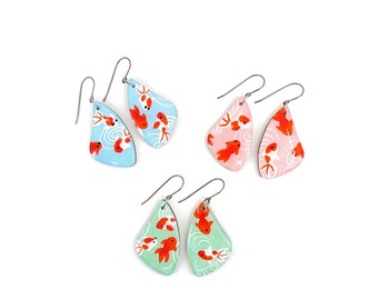 Pendientes de pez dorado con gancho de titanio, colgantes ligeros de madera con forma de pez koi, estilo japonés Chiyogami.