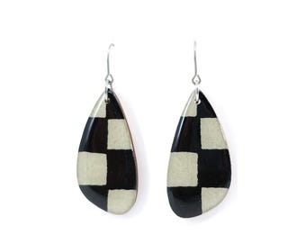 Ichimatsu checkered Japanese Katazome paper titanium earrings, Nickel free sensitive ears - Gray and black