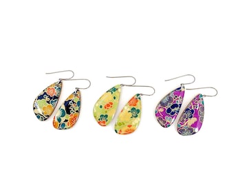 Pendientes de titanio con diseño floral japonés Chiyogami, sin níquel, ideales para orejas sensibles.