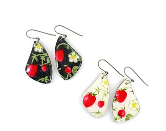 Pendientes colgantes Chiyogami de fresa con gancho de titanio sin níquel, pendientes japoneses - Perla negra/Perla blanca