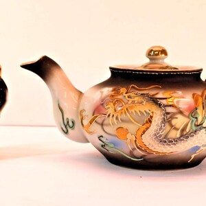 Tetera/cremera de cerámica japonesa vintage Moriage Dragonware con diseño de dragón pintado a mano en 3D y detalles dorados.