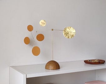 Kinetische mobiel voor op tafel. Bureausculptuur in Mid-Century Modern stijl. Staande mobiel. Decoratie voor op de salontafel.