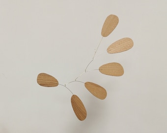 Móvil cinético de madera. Escultura minimalista de mediados de siglo. Decoración artística sencilla para colgar.