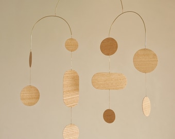 Móvil cinético de madera. Escultura moderna de mediados de siglo, de latón para adultos. Decoración contemporánea de sala de estar y dormitorio. Arte para colgar en la pared