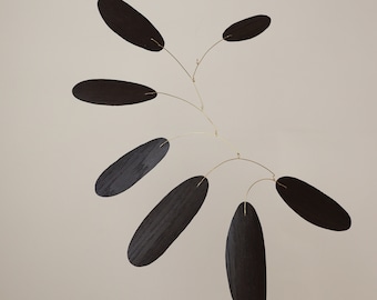 Móvil cinético de madera. Escultura moderna de mediados de siglo. Decoración artística minimalista colgante.