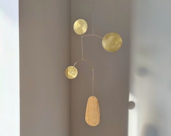 Móvil cinético de latón y madera. Escultura minimalista sencilla. Arte moderno de mediados de siglo. Decoración de metal dorado.