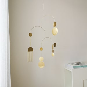 Mobile cinétique en laiton. Sculpture en métal suspendue pour adulte. Décoration dorée style milieu de siècle. Mobile pour bébé, berceau ou chambre d'enfant. Décoration de salon ou de chambre.