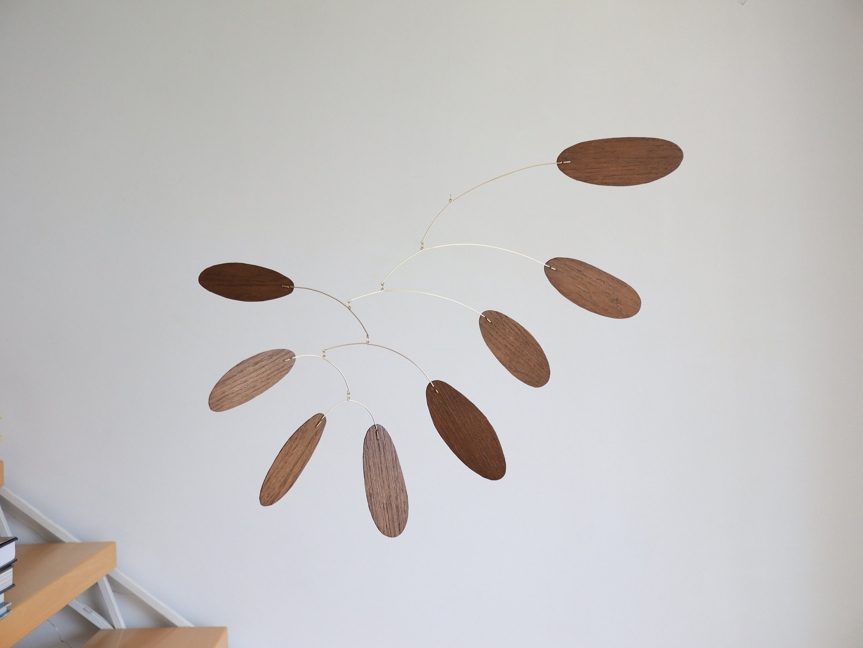 Móvil cinético de madera. Escultura colgante de estilo moderno de mediados de siglo. Decoración artística minimalista.