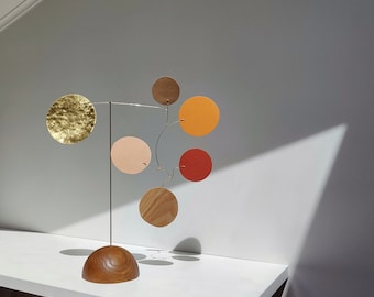 Kinetische tafelmobiel. Decoratie in de stijl van mid-century modern. Sculptuur voor op de salontafel. Bureaudecoratie.