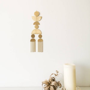Wandpaneel aus Metall. Moderne Wohnkultur aus der Mitte des Jahrhunderts. Skulptur aus Messing. Boho-minimalistische skandinavische Kunst. Mond hängt