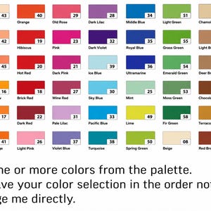 Op de afbeelding: Een kleurenkaart met een raster van rechthoekige stalen, elk gelabeld met een kleurnaam en een tweecijferige code. De tekst hieronder luidt: Choose one or more colors from the palette. Please leave your color selection in the order notes or message me directly.