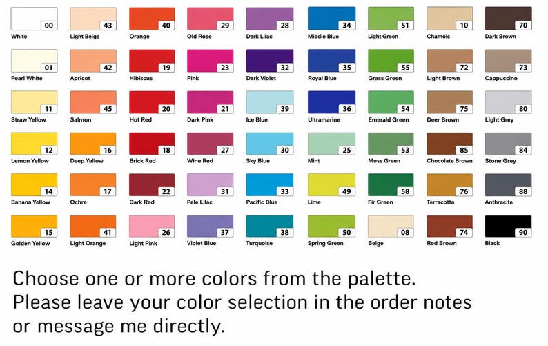 Op de afbeelding: Een kleurenkaart met een raster van rechthoekige stalen, elk gelabeld met een kleurnaam en een tweecijferige code. De tekst hieronder luidt: Choose one or more colors from the palette. Please leave your color selection in the order notes or message me directly.