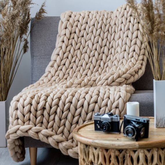 DIRUNEN Manta de punto grueso de lana merino hecha a mano para sofá de  cama, súper grande (beige, 87 x 87 pulgadas)