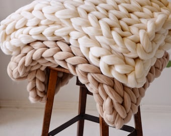 Coperta di lusso realizzata al 100% in lana merino naturale, morbidissima, accogliente e calda, un regalo perfetto.