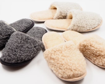 Può includere: Quattro paia di pantofole pelose in grigio, beige e bianco. Le pantofole sono realizzate in un materiale morbido e soffice e hanno un design a punta chiusa.