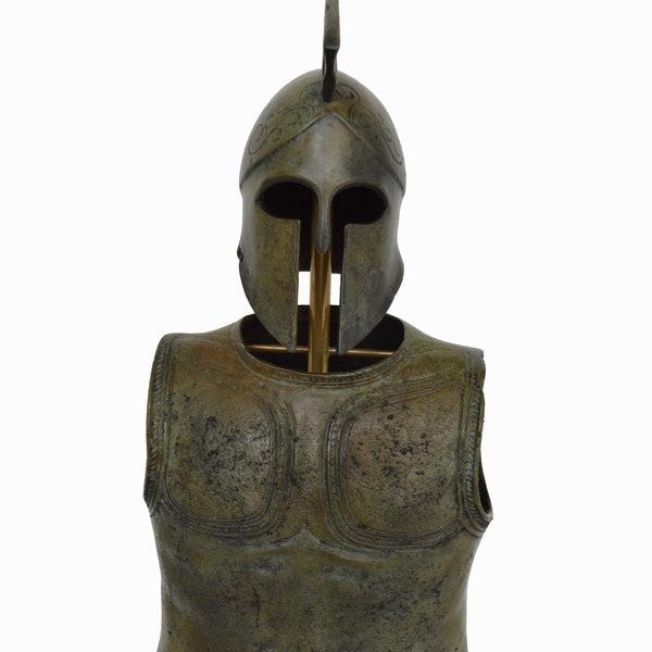 Ensemble d'armures spartiates en bronze, casque et plastron sur socle en marbre