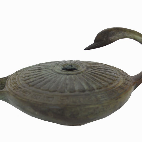 Lampe à huile en bronze avec poignée de cygne, artefact de reproduction grec ancien
