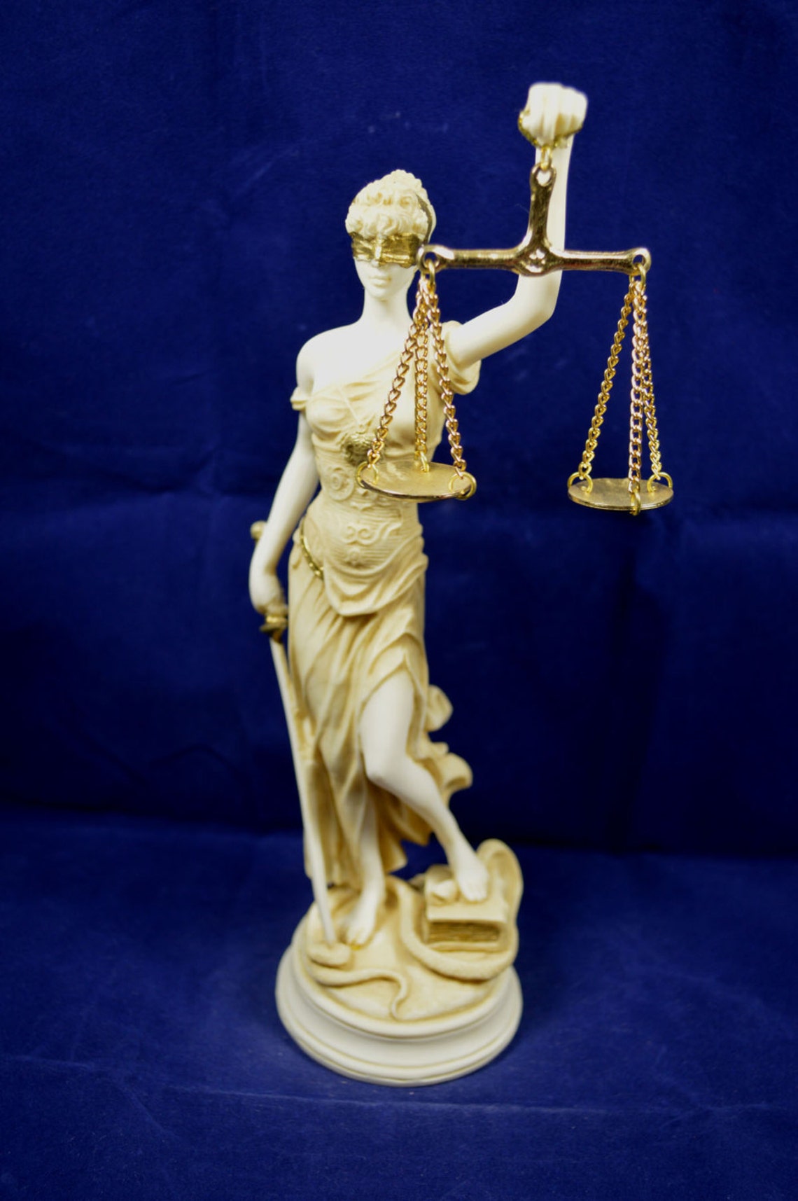 Thémis sculpture Déesse de la Justice artefact statue vieillie Etsy France Thémis sculpture Déesse de la Justice artefact statue vieillie Etsy France