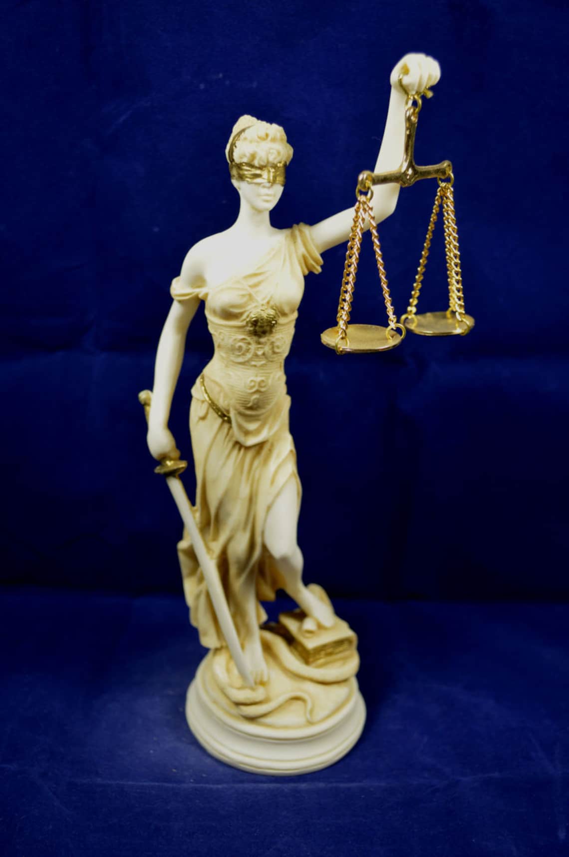 Thémis sculpture Déesse de la Justice artefact statue vieillie Etsy France