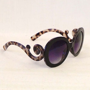 Ariana Schwarz & Grau Schildpatt Große Oval Sonnenbrille Retro 1970er 1980er Jahre Stil UV400
