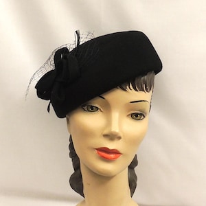 Vintage 30s 40s Rockabilly Satin Bowtie Felt Wool Pillbox Hat Black Womens USA Black felt sequins trim 1940s tilt hat pillbox main image 4
