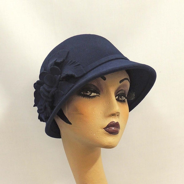 Chapeau cloche en feutre de laine à bord court bleu marine style vintage des années 1920 et 30