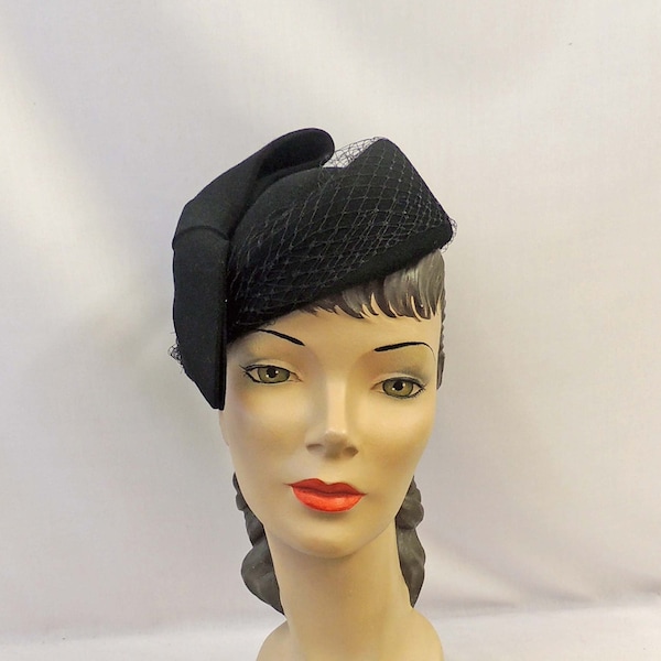 Chapeau noir de style vintage des années 1940 des années 1950 avec un décor en filet