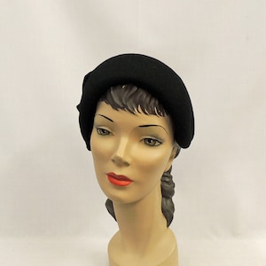 Sombrero de media corona estilo vintage negro de los años 40 y 50 con plumas y ribete de grogrén.