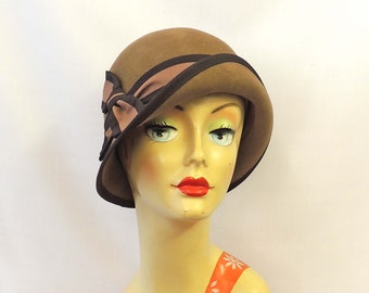 Chapeau cloche en feutre de laine à bord court des années 1920 et 30's de style vintage marron moyen