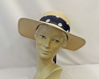 Chapeau d'été à large bord couleur sable, style années 1930, années 1940, cravate en mousseline de soie à pois bleu marine