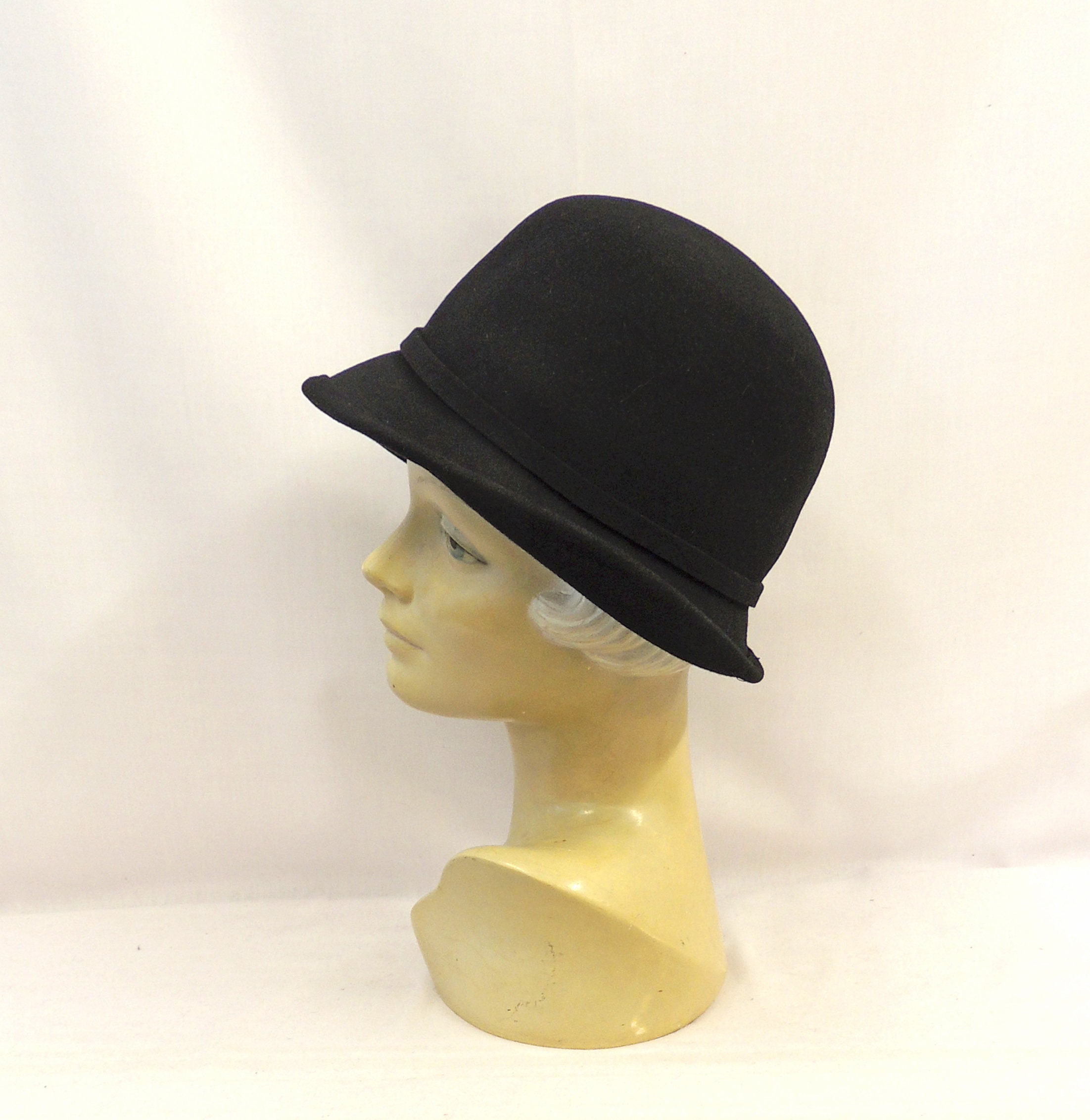 Vtg TreESSe 100% Wool Felt Cloche Hat Black Made in‎ Italy Black Felt Cloche Hat With Velour Finish - Vintage-inspired  main image 2