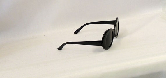 Black Oval Retro Kurt Cobain Sunglasses Vintage 1990s Style  display picture 2