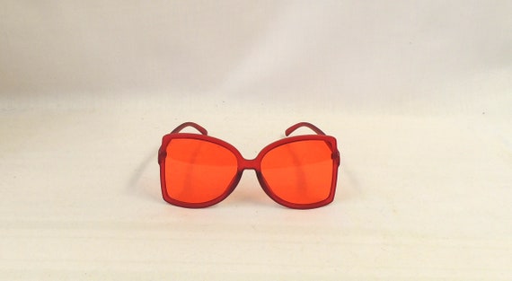 Rhianna Red Oversized Sunglasses Retro 1970 display picture 3