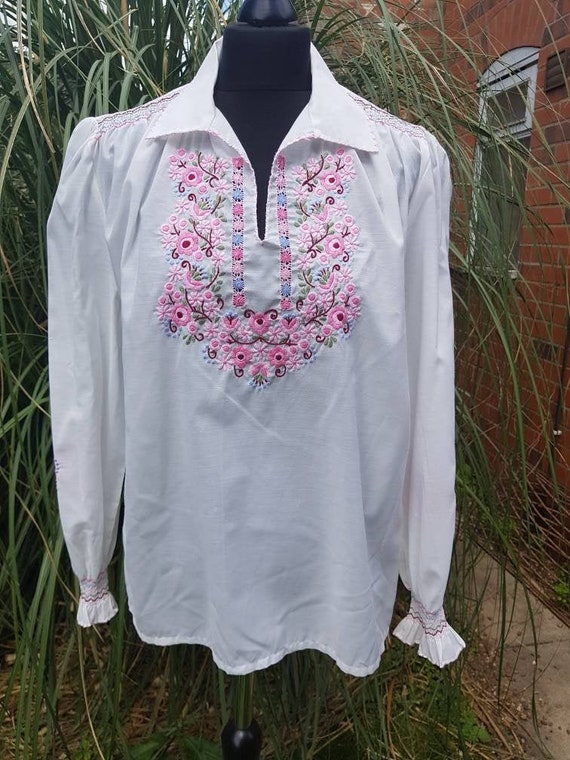Voluptuous original 1960s 70s hand embroidered Fol