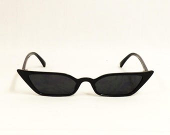 1950s Cat Eye Winged Sunglasses – Black Frame With White  display picture 1