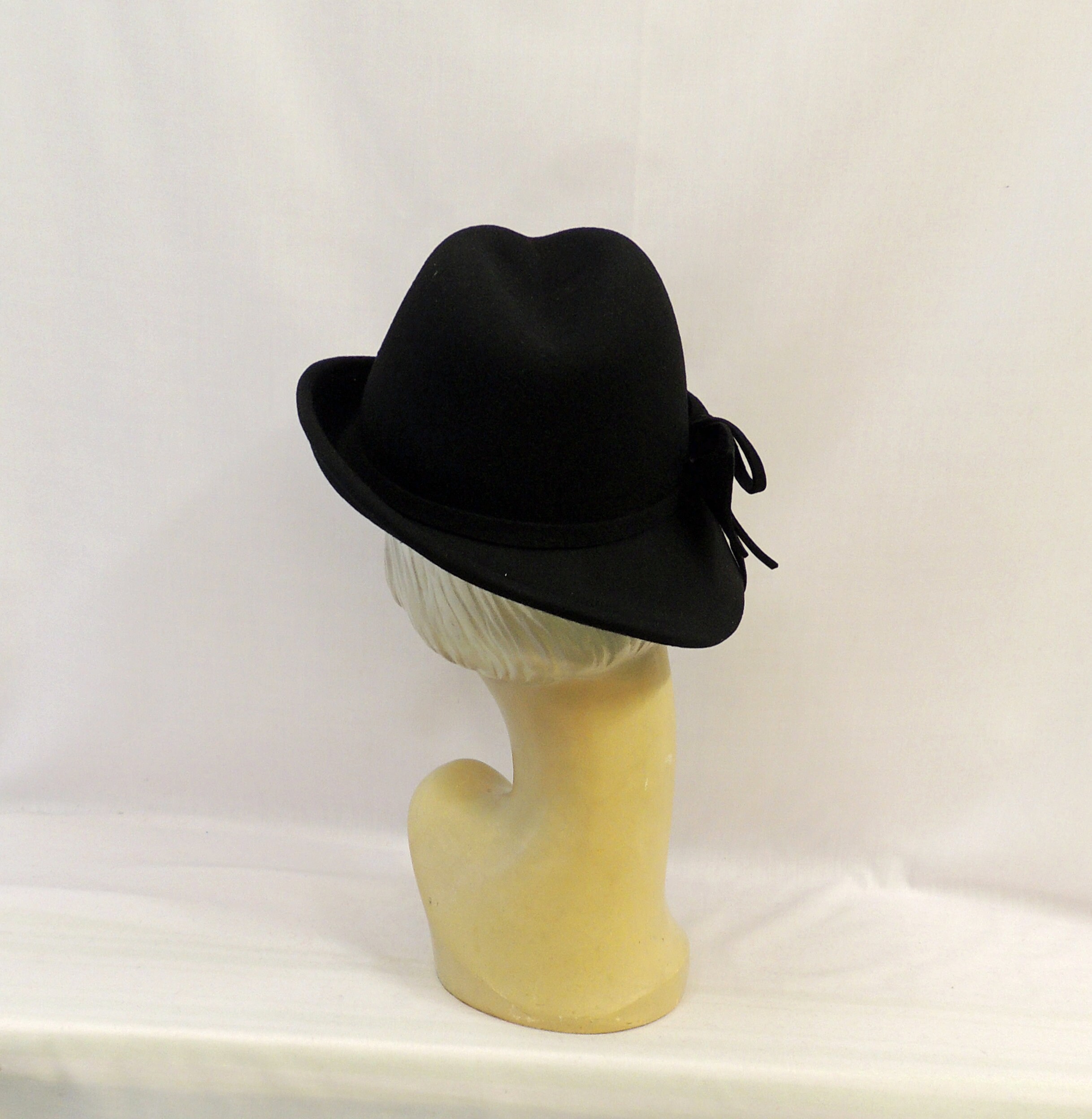 SWANKY 1940s\' BLACK FELT TILT HAT WITH RED BAKELITE TRIM 1940s Tilt Hat - Etsy main image 2