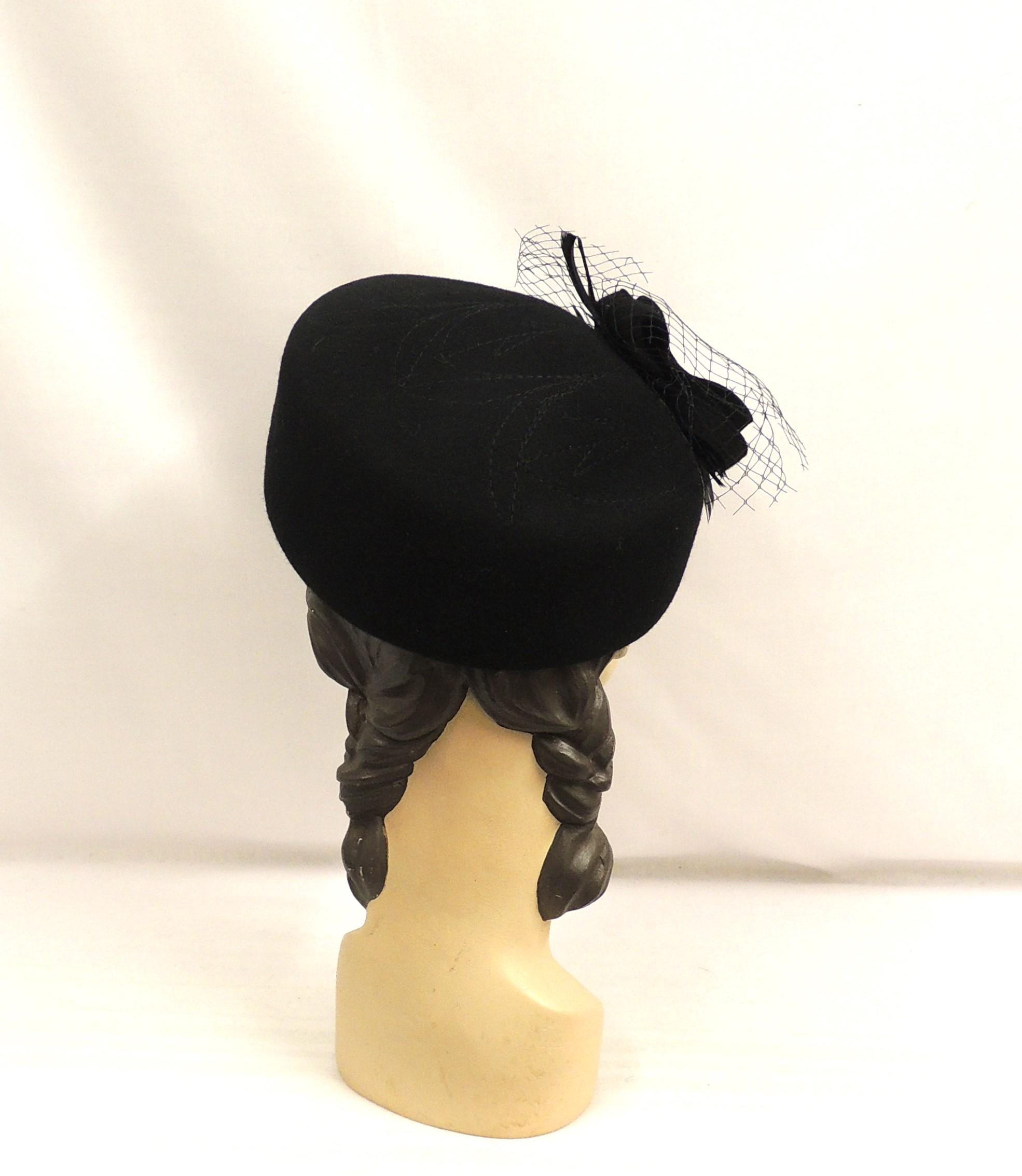 Vintage 1940s DeWitt Black Velvet Calañés Pillbox Catite hat - Soutache Trim Vintage Black Velvet Pillbox Hat: 1950s Satin Brim Toque  main image 4