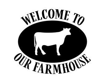 Könnte beinhalten: Ein schwarz-weißes Bauernhausschild mit dem Text "WELCOME TO OUR FARMHOUSE". Eine weiße Kuhsilhouette ist in einem schwarzen Oval zentriert. Der Text ist in einer fetten Serifen-Schriftart.