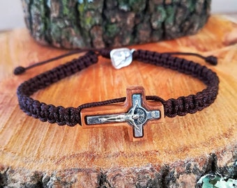 Herren Olivenholz Kreuz Armband, verstellbares Schnur Armband, St. Benedikt Kreuz, christliches Armband, erste Kommunion Armband, Kreuz Schmuck