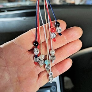 Cintre de voiture pour médailles de saint catholique, breloques de rétroviseur, accessoires de voiture catholique, cadeaux religieux pour la maison, cadeau pour les nouveaux propriétaires de voiture