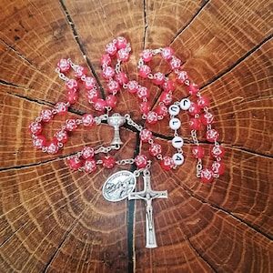 Niña Primera Comunión Rosario Personalizado Cuentas de Rosa Roja San Miguel Collar de Rosario Católico con Nombre Bautismo Confirmación Regalo de Madrina
