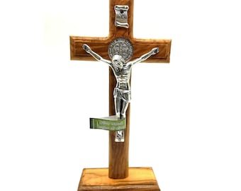 Olivenholz stehendes christliches Kreuz-Kruzifix für Haus-Benedikt-Tischaltar. 8,5 Zoll handgemachte katholische Hausdekor Medjugorje
