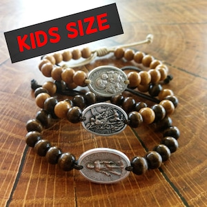 Holzperlen katholisches Armband für Kinder Schutzpatron Medaillen Junge Mädchen religiöse Geschenke Verstellbare Kordel christlicher Schmuck Boho Armband