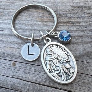 Llavero de la Medalla de San Peregrino, Regalo Católico Hombres Mujeres, Carta Inicial Personalizada Joyería Piedra de Nacimiento Regalos Religiosos Para Niños Adolescentes Niño Niña