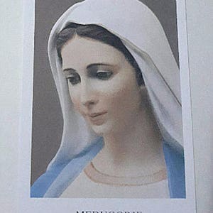 K&ouml;nnte beinhalten: Ein wei&szlig;es und blaues religi&ouml;ses Bild der Jungfrau Maria mit dem Text "Medugorje" unten.