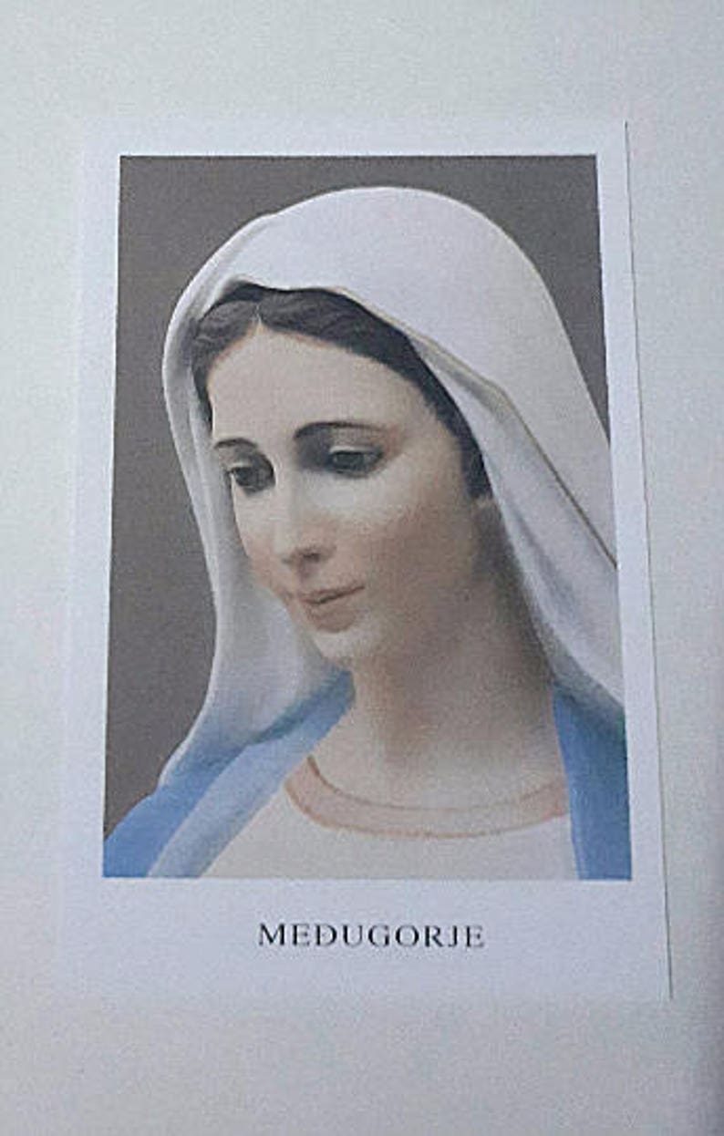 K&ouml;nnte beinhalten: Ein wei&szlig;es und blaues religi&ouml;ses Bild der Jungfrau Maria mit dem Text "Medugorje" unten.