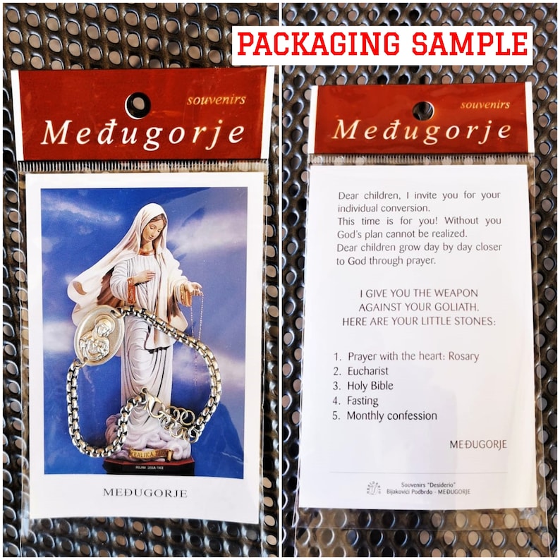 Puede incluir: Un recuerdo empaquetado de Međugorje con una imagen religiosa y una pulsera plateada. El embalaje incluye el texto &laquo;PACKAGING SAMPLE&raquo; y &laquo;souvenirs&raquo;. La imagen muestra una figura religiosa y el texto &laquo;MEĐUGORJE&raquo;.