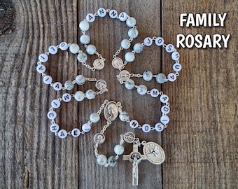 Rosario católico personalizado para la familia, Rosario de todos los santos con nombres, Rosario con medalla de la Sagrada Familia, Regalo familiar personalizado, Regalo para padres