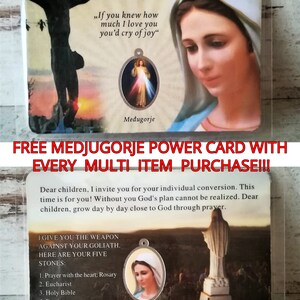 Pu&ograve; includere: Una carta religiosa con un'immagine della Vergine Maria e il testo "FREE MEDJUGORJE POWER CARD WITH EVERY MULTI ITEM PURCHASE!!!". La carta include anche una citazione della Vergine Maria: "Se sapessi quanto ti amo, piangeresti di gioia."