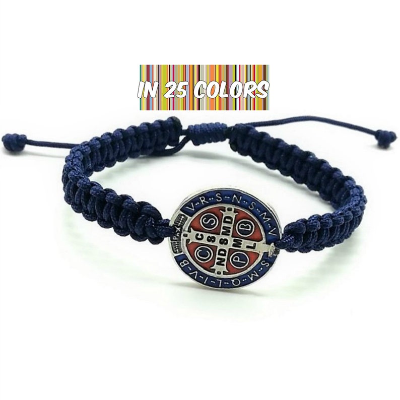 Pu&ograve; includere: Un braccialetto intrecciato blu con un ciondolo in argento di San Benedetto. La medaglia ha una croce e le parole "V.R.S.N.S.M.V. - I-V-B - C8R - P.M. - N.D.S.M.D. - S.M.Q.L. - 6 - (B)". Il braccialetto &egrave; disponibile in 25 colori.